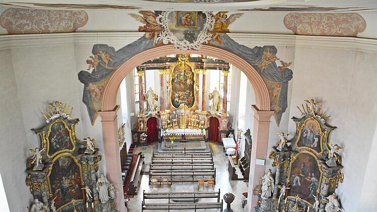 Der prächtig gestaltete Innenraum der Pfarrkirche Mariä Himmelfahrt in Großwenkheim mit den beiden Seitenaltären und dem Chorraum. Mittelpunkt dort ist der Hochaltar mit dem Bild der Aufnahme Mariens in Himmel.