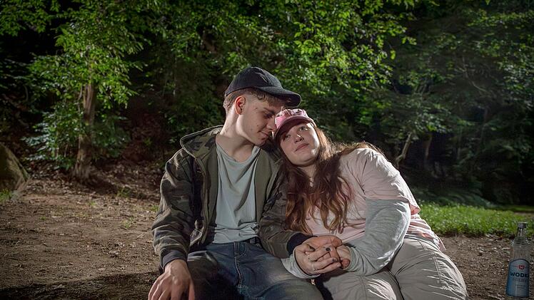 Pascal (Florian Geißelmann) und Lilly-Marie (Dilara Aylin Ziem) genießen scheinbar die Zeit nach ihrer Flucht aus dem Kinderheim.