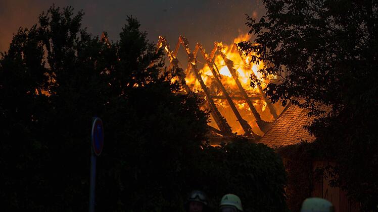 Am Dienstagnachmittag (06.08.2013) kam es in Aha zu einem Vollbrand einer Scheune. Der Brand wurde durch einen Blitzschlag ausgeloest. In der Scheune befanden sich zahlreiche Rinder, die aber noch rechtzeitig aus den Flammen befreit werden konnten. Personen kamen nach ersten Aussagen nicht zu Schaden. Insgesamt waren 150 Feuerwehrleute im Einsatz. Foto: News5 / Goppelt