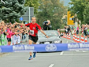 Der Gewinner des Fränkische-Schweiz-Marathons (im Bild der Sieger von 2012 Krzysztof Bartkiewicz) erhält eine Prämie von 750 Euro. Das ist im Vergleich zu anderen Läufen dieser Art verschwindend gering. Doch mehr wollen die Organisatoren nicht bezahlen, da es ihnen in erster Linie darum geht, den Regionalsport zu fördern.  Foto: Matthias Hoch