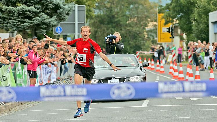 Der Gewinner des Fränkische-Schweiz-Marathons (im Bild der Sieger von 2012 Krzysztof Bartkiewicz) erhält eine Prämie von 750 Euro. Das ist im Vergleich zu anderen Läufen dieser Art verschwindend gering. Doch mehr wollen die Organisatoren nicht bezahlen, da es ihnen in erster Linie darum geht, den Regionalsport zu fördern.  Foto: Matthias Hoch