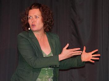 Annette von Bamberg machte gestenreiche Späße. Foto: Sonja Werner