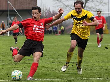 Eine Szene aus der Saison 2012/2013: Leutenbachs Stürmer Christian Kraft zieht hier im Spiel gegen den SV Kirchenbirkig ab.  Foto: Uwe Kellner