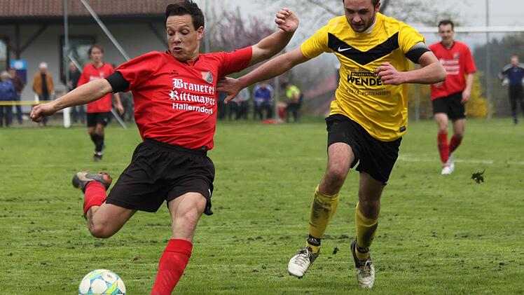 Eine Szene aus der Saison 2012/2013: Leutenbachs Stürmer Christian Kraft zieht hier im Spiel gegen den SV Kirchenbirkig ab.  Foto: Uwe Kellner
