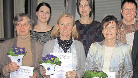 Ehrungen und Vorstandswahlen beim Kinderschutzbund in Coburg: (vorne von links) Veronika Schlücke (25 Jahre Mitglied), Schatzmeisterin Martina Brockdorf (25 Jahre), Ilse Schulz (25 Jahre), (hinten von links) Schriftführerin Ulrike Feder, stellvertretende Vorsitzende Kristin Schubert und Vorsitzende Iris Piper  Fotos: Martin Koch