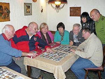 Awo-Vorsitzende Heinz Nowack (2.v.l.) erklärte gerne den Interessierten das Memory. Fotos: Klaus-Peter Wulf