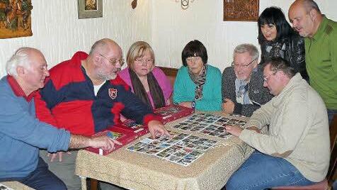 Awo-Vorsitzende Heinz Nowack (2.v.l.) erklärte gerne den Interessierten das Memory. Fotos: Klaus-Peter Wulf