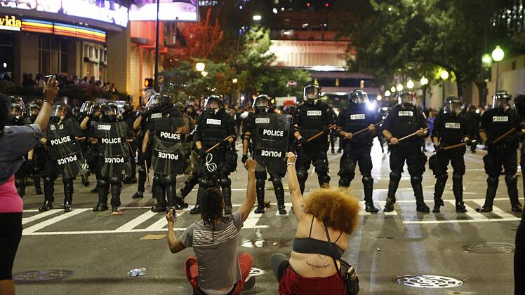 Die Stadt Charlotte im US-Bundesstaat North Carolina erlebte Nächte der Gewalt. Foto: Brian Blanco, afp