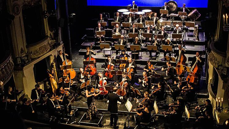 Unter der Leitung von Coburgs Generalmusikdirektor Roland Kluttig interpretierte das Philharmonische Orchester des Landestheaters Werke von Tschaikowsky ud Prokofjew. Foto: Jochen Berger