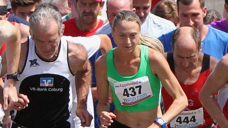 Die Siegerin bei den Frauen im Halbmarathon, Sandra Haderlein vom SC Kemmern, inmitten der Männerriege
