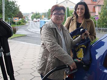 Ursula Pfeuffer lässt sich beim Tanken gern von Dorothee Bär ansprechen. Ob sie sie wählen wird, dazu schweigt sie. Aber dass eine Politikerin zum Thema Rente greifbar ist, findet sie super. Foto: S. Will