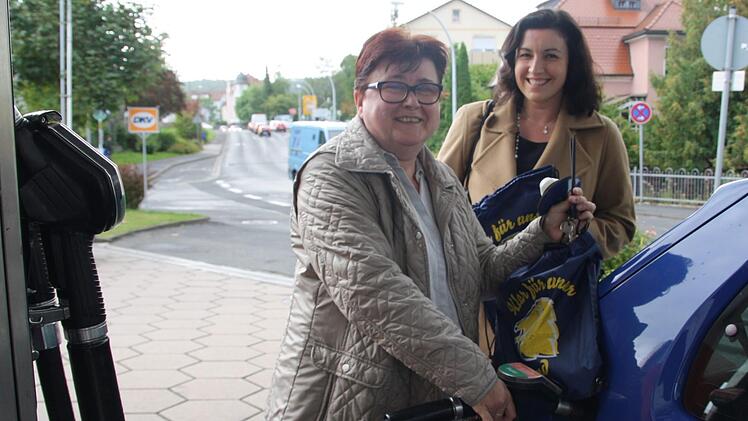 Ursula Pfeuffer lässt sich beim Tanken gern von Dorothee Bär ansprechen. Ob sie sie wählen wird, dazu schweigt sie. Aber dass eine Politikerin zum Thema Rente greifbar ist, findet sie super. Foto: S. Will