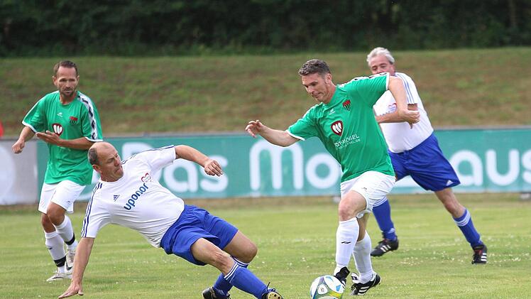 Unser Bild zeigt den langjährigen Schweinfurter Thorsten Seufert (rechts) bei einem Spiel für die Traditionself. Seufert wird ab der Saison 2018/19 das Traineramt von Marius Kubo beim SV Riedenberg übernehmen.Ralf Naumann