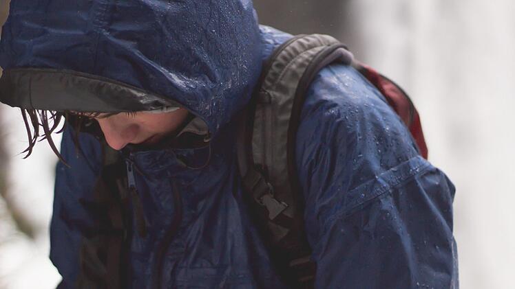 Am Wochenende wird es kalt und nass in Franken. Symbolbild: Alaric Hartsock/unsplash.com