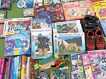 Kinder k&ouml;nnen beim Flohmarkt viel entdecken. Foto: Lina Betz