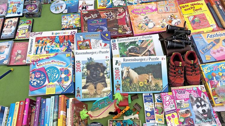 Kinder k&ouml;nnen beim Flohmarkt viel entdecken. Foto: Lina Betz