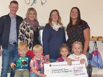 Über "Maja" freuten sich Daniel und Carina Zinßler, die 2. Vorsitzende des Kindergartenvereins Karolin Schreiner und Kindergartenleiterin Carmen Manger sowie (vorne von links) Samuel Zinßler, Leopold Genzler, Emely Fuß und Vera Schreiner.Manfred Mellenthin