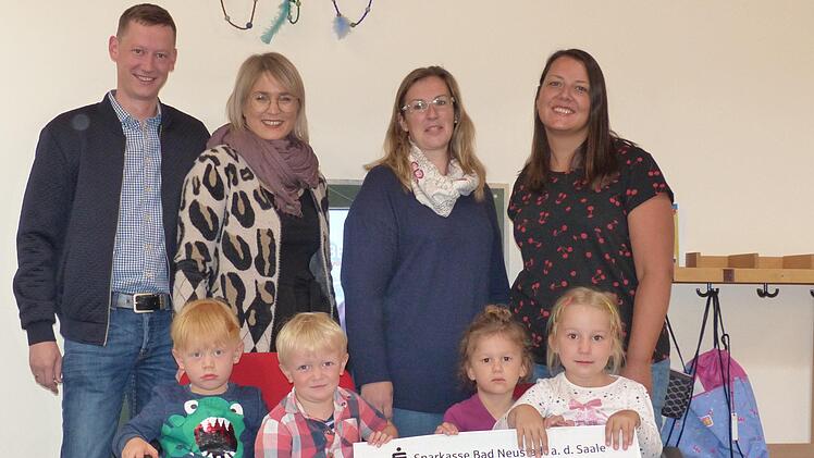 Über "Maja" freuten sich Daniel und Carina Zinßler, die 2. Vorsitzende des Kindergartenvereins Karolin Schreiner und Kindergartenleiterin Carmen Manger sowie (vorne von links) Samuel Zinßler, Leopold Genzler, Emely Fuß und Vera Schreiner.Manfred Mellenthin