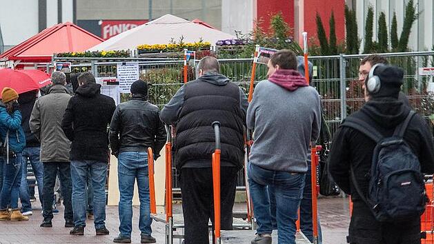 In Bayern dürfen ab Montag (1. März) wieder einige Geschäfte öffnen. Von den Corona-Lockerungen profitieren: Baumärkte, Friseure, Fußpflege-Praxen, Gärtnereien, Gartenmärkte und Blumenläden.