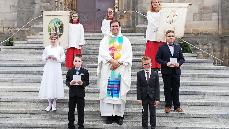 Die Erstkommunikanten Marie Ströhlein, Jan Wittig, Jan Ströhlein und Vincent Alber mit Pfarrer Detlef Pötzl vor der Kirche Foto: privat