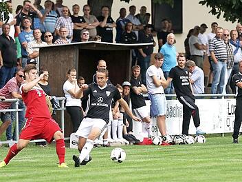 Vor noch gar nicht all zu langer Zeit kickte der TSV Sonnefeld noch in der Landesliga vor zahlreichen Zuschauern. Nun droht dem abstiegsgefährdeten Bezirksligisten der Abstieg in die Kreisliga. Grund: Im Falle eines Saisonabbruchs wird die Quotientenregelung angewandt und danach müsste der Klub um Vorsitzenden Louis Kappenberger - hier während der Landesligapartie 2018 gegen Saas Bayreuth noch als Spieler im Einsatz - absteigen.