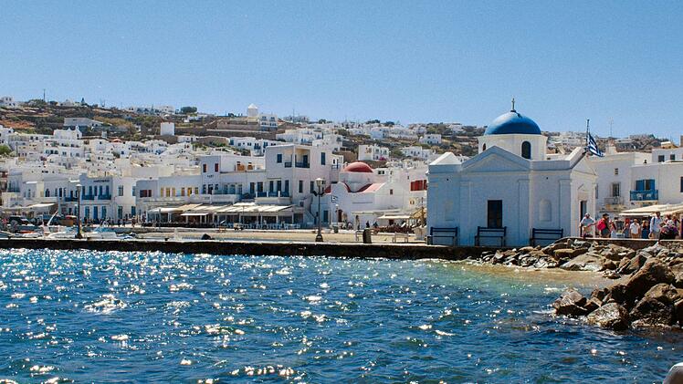 An der Uferpromenade des alten Hafens scheint der Zauber von Mykonos noch immer zu leben.