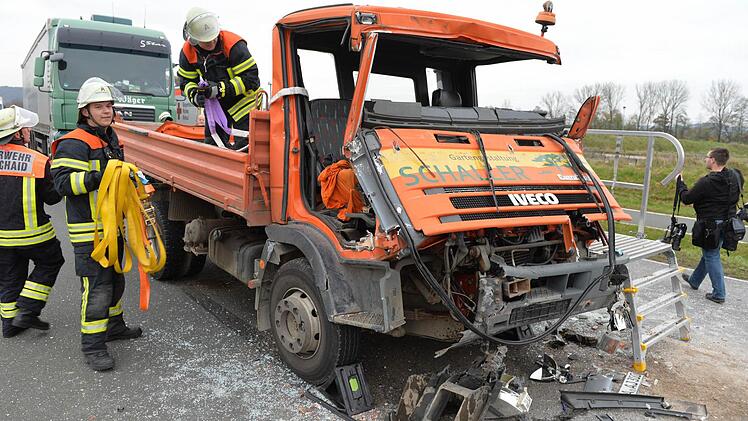 Der Fahrer aus dem Landkreis Bamberg musste von der Feuerwehr aus seinem LKW befreit werden.  Foto: Ronald Rinklef
