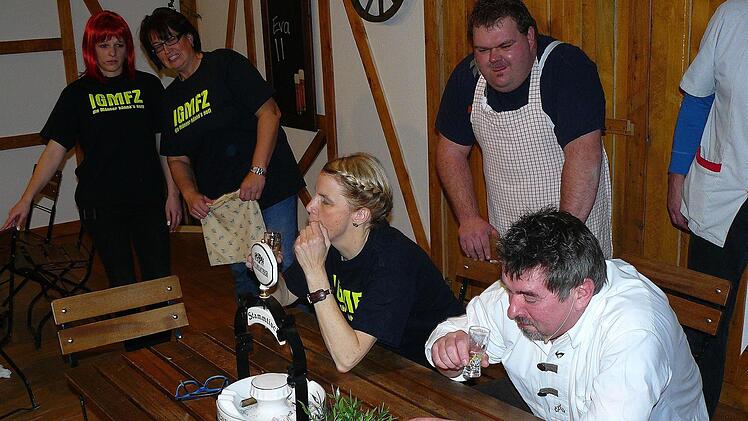 Das 16. Schnäpschen: Wer liegt zuerst unter dem Tisch? Foto: Klaus-Peter Wulf