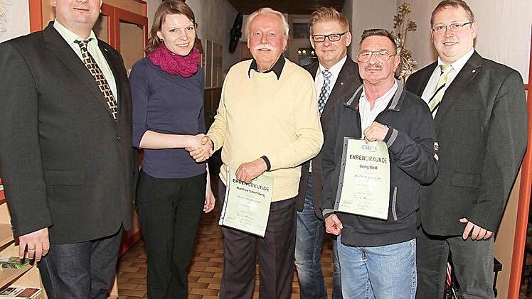 Der neue Ortsverbandsvorsitzende der CSU Stadtsteinach heißt Klaus Witzgall (links). Genau wie seinen Vorgänger im Amt, Bernd Kotschenreuther (rechts), zeichneten die Bundestagsabgeordnete Emmi Zeulner und der stellvertretende Kreisvorsitzende der CSU, Frank Wilzok, die beiden aus. Außerdem geehrt wurden Manfred Schomberg für 45 Treue zur CSU sowie Georg Weiß für 20-jährige Zugehörigkeit zur CSU Stadtsteinach