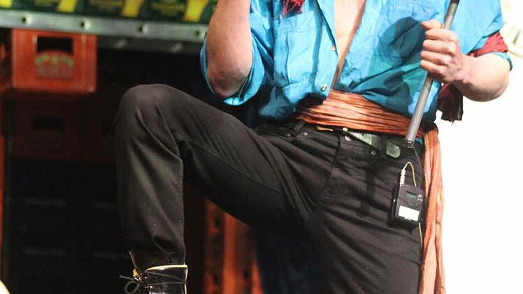 Dominik Herbst brillierte als cooler, aber etwas weichherziger Piratenkönig.