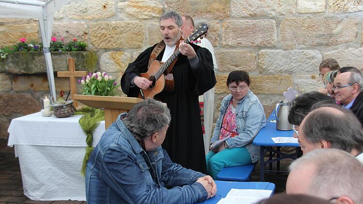 Sorgte bei den kirchlichen Lieder auch für die musikalische Begleitung: Pfarrer Grosser.