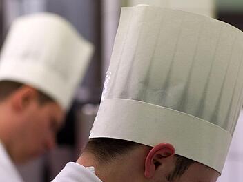 Nicht nur unter den Kochmützen brodelt es: Die Gastronomen und Hoteliers fühlen sich durch neue gesetzliche Regelungen aus dem Bonner Finanzministerium unnötig belastet. Jetzt überlegen sie, wie sie sich zur Wehr setzen können. Foto: Jens Büttner/dpa