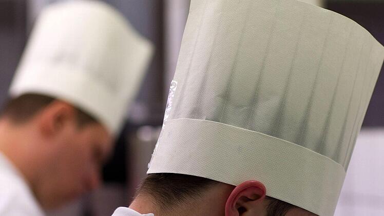 Nicht nur unter den Kochmützen brodelt es: Die Gastronomen und Hoteliers fühlen sich durch neue gesetzliche Regelungen aus dem Bonner Finanzministerium unnötig belastet. Jetzt überlegen sie, wie sie sich zur Wehr setzen können. Foto: Jens Büttner/dpa