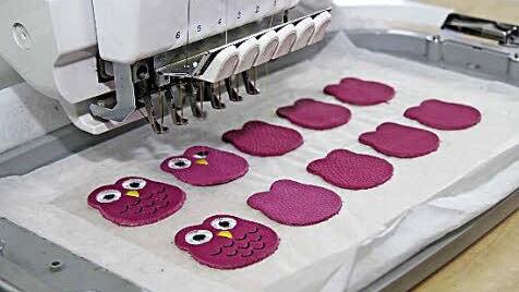 Verschiedene Motive wie hier Eulen werden hergestellt.