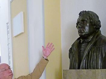 Reformationsbotschafter Günter Wolf ist von Martin Luther - hier dessen Büste in der St. Moriz-Kirche - fasziniert. Foto: Marion Krüger-Hundrup
