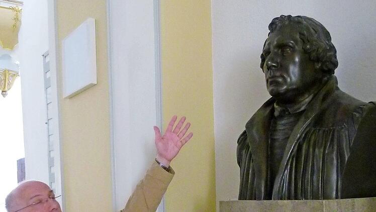 Reformationsbotschafter Günter Wolf ist von Martin Luther - hier dessen Büste in der St. Moriz-Kirche - fasziniert. Foto: Marion Krüger-Hundrup