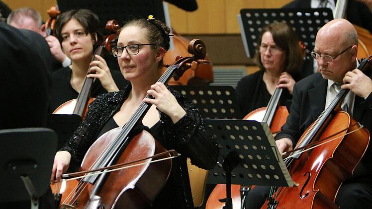 Das Orchester der Musikfreunde Neustadt unter Leitung von Hans Stähli beeindruckte mit seinem Sinfoniekonzert in der Mehrzweckhalle Heubischer Straße.Foto: Jochen Berger