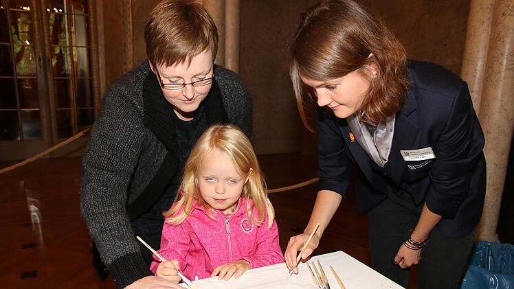 Diana Stüllein und ihre Tochter Nele mit Museumsführerin Franziska Vogel Foto: Desombre