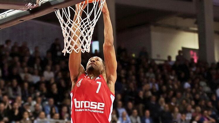 Kameron Taylor nutzt den Platz, den ihm die Bonner unter dem Korb lassen, zu einem Dunking.  Fünf seiner sieben Würfe aus dem Feld traf der Bamberger  Flügelspieler und blieb an der Freiwurflinie mit sechs Treffern fehlerlos.Jörn Wolter