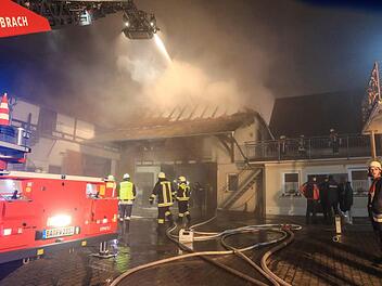 In Ampferbach im Landkreis Bamberg hat am frühen Neujahrsmorgen eine Scheune gebrannt. Foto: NEWS5 / Merzbach