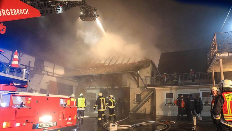In Ampferbach im Landkreis Bamberg hat am frühen Neujahrsmorgen eine Scheune gebrannt. Foto: NEWS5 / Merzbach