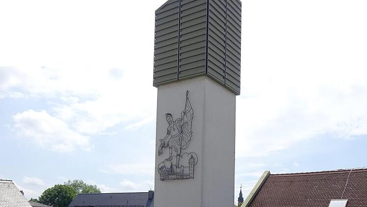 Der heilige Florian ziert das Forchheimer Feuerwehrgerätehaus. Wegen Corona konnte der Florianstag nicht gefeiert werden.