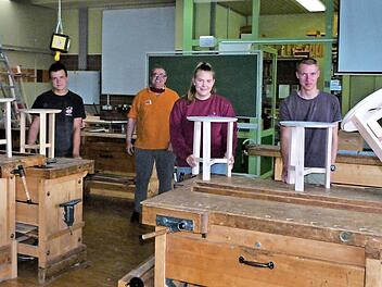 Der Obermeister der Kulmbacher Schreiner-Innung, Jürgen Bodenschlägel (Dritter von links), mit den Teilnehmern des Wettbewerbs "Profis leisten was" (von links) Jonas Elste, Sieger Fabian Stadelmann, Julia Eichhorn, Christoph Kothmann und Hannes Wunner  Foto: Werner Reißaus