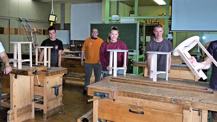 Der Obermeister der Kulmbacher Schreiner-Innung, Jürgen Bodenschlägel (Dritter von links), mit den Teilnehmern des Wettbewerbs "Profis leisten was" (von links) Jonas Elste, Sieger Fabian Stadelmann, Julia Eichhorn, Christoph Kothmann und Hannes Wunner  Foto: Werner Reißaus