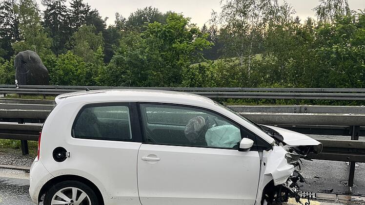 A93 bei Marktredwitz: 23-Jähriger fährt mit „Karacho“ in die Leitplanken – Motor aus Wagen gerissen