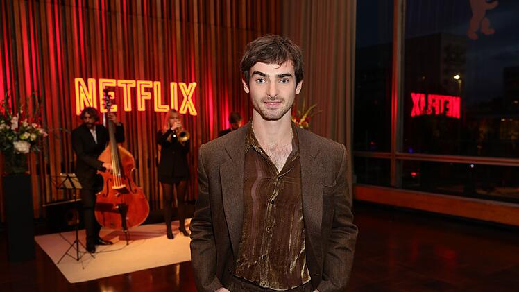 Schauspieler Aaron Hilmer begeistert sich f&uuml;r Geschichten aus dem wilden Westen. In der neuen ARD-Serie verk&ouml;rpert der 26-J&auml;hrige Richard Pape.