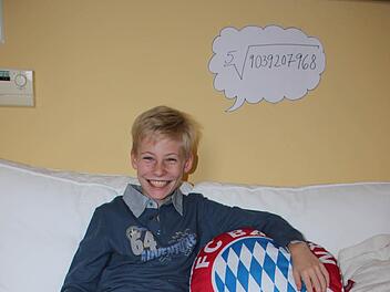 Christian hat gut lachen: Die fünfte Wurzel aus 9 039 207 968 zieht er  - ohne Zwischenrechnung - und kommt auf 98. Richtig in nur zehn Sekunden.  Foto: Christiane Lehmann