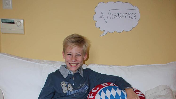 Christian hat gut lachen: Die fünfte Wurzel aus 9 039 207 968 zieht er  - ohne Zwischenrechnung - und kommt auf 98. Richtig in nur zehn Sekunden.  Foto: Christiane Lehmann