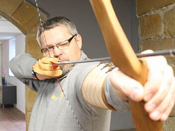 Thorsten Grasser ist selbst begeisterter Bogensportler und hat vor drei Wochen ein Fachgeschäft in der Bad Staffelsteiner Innenstadt eröffnet.   Fotos: Thomas Heuchling