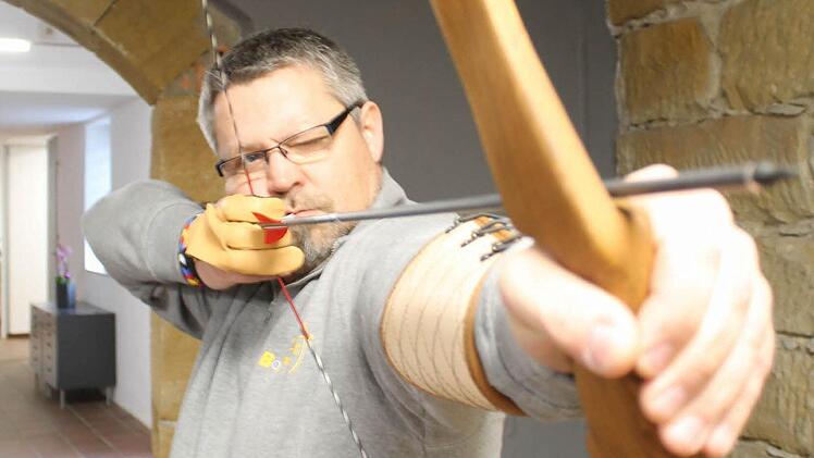 Thorsten Grasser ist selbst begeisterter Bogensportler und hat vor drei Wochen ein Fachgeschäft in der Bad Staffelsteiner Innenstadt eröffnet.   Fotos: Thomas Heuchling